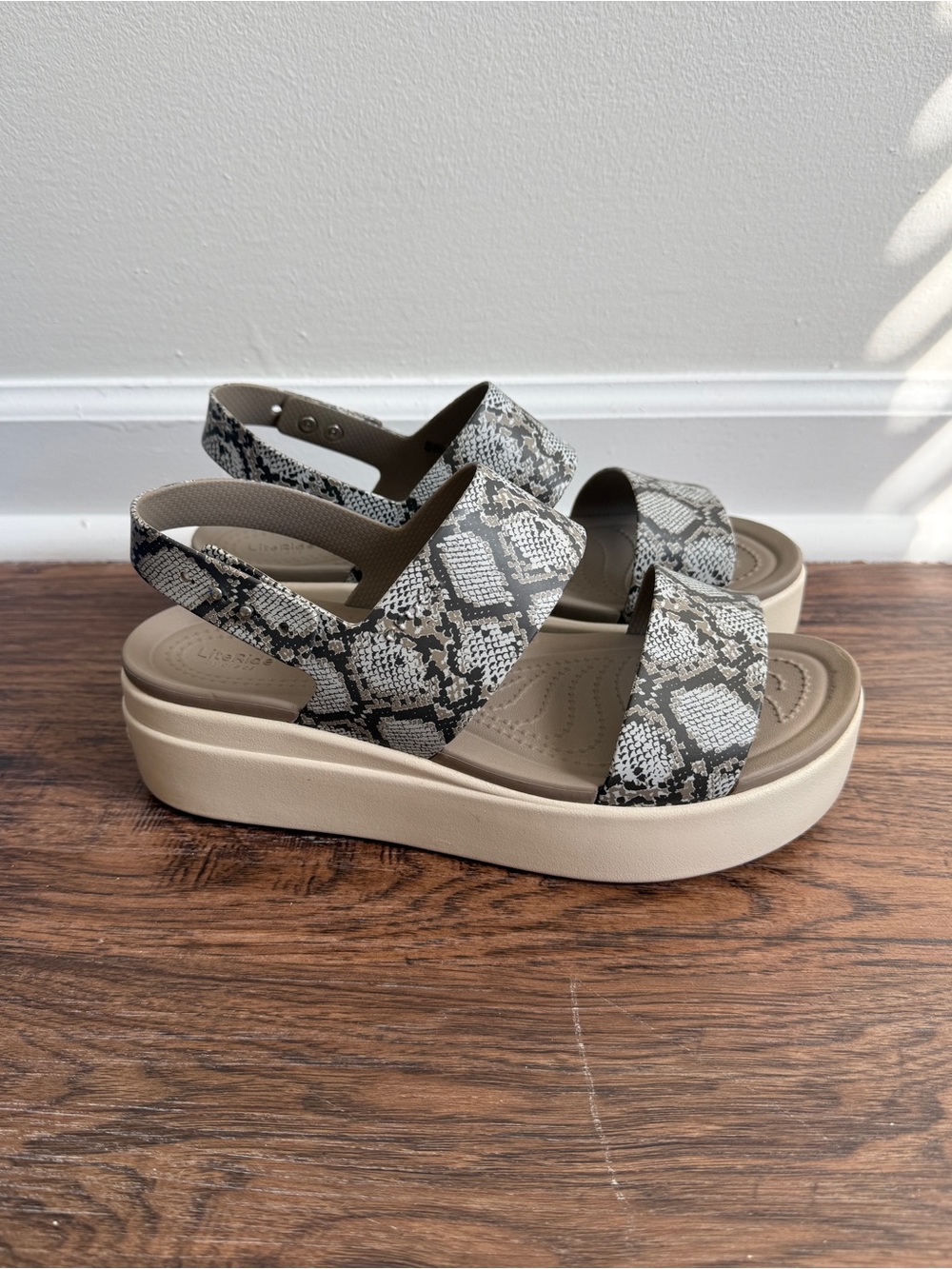 Crocs Brooklyn SNAKE Low Wedge Sandal Womens size 9M